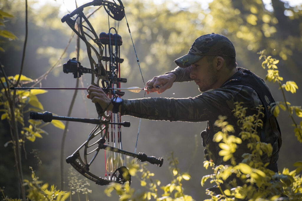 un chasseur avec un arc