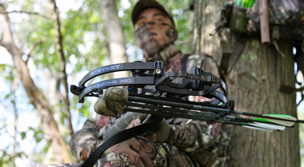 un chasseur dans un mirador avec une arbalète
